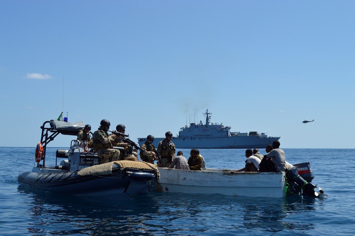 Нападение на судно. Сомалийские пираты 2008. Гвинейский залив пираты. Сомалийские пираты 2022. Борьба с пиратством на море.