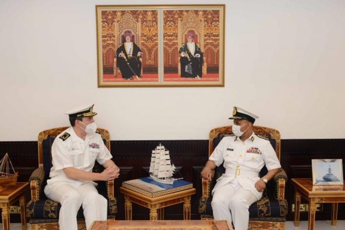 Commodore Pereira (l.) and Rear Admiral Saif Nasser Al Rahbi (r.)