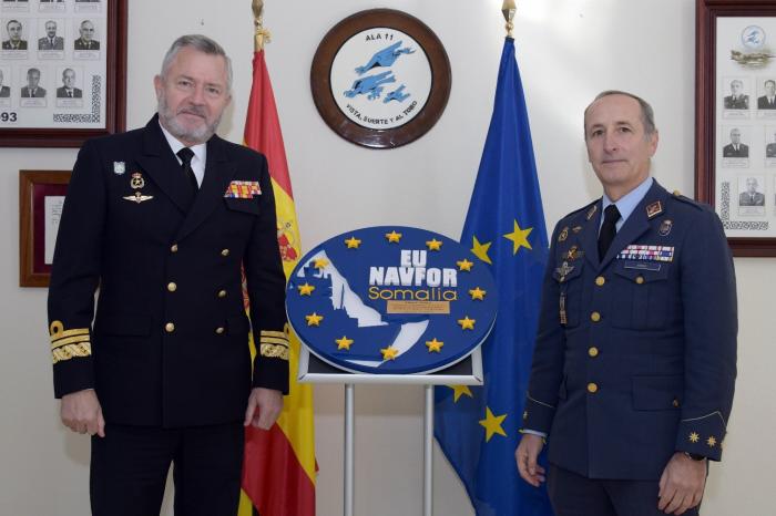 Chief of the 22 Air Group of the Spanish Air and Space Force, Col Fernández Ambel, receiving the Operation’s emblem