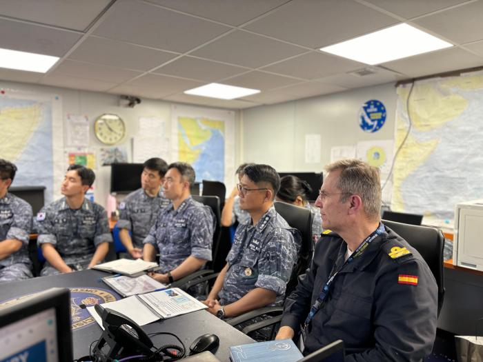 EUNAVFOR ATALANTA Force Commander and ROKS WANGGEON Commanding Officer and delegation attending the briefing