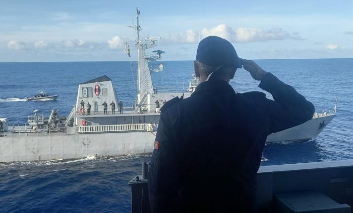 Force Commander saluting Kenyan warship KNS SHUJAA