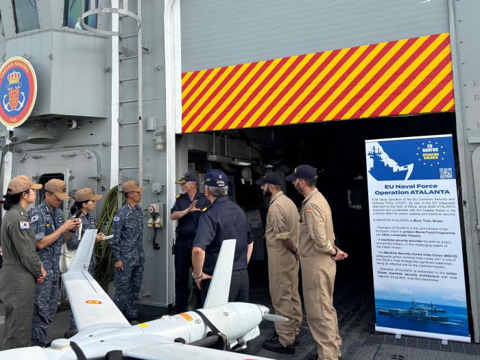 EUNAVFOR flagship ESPS NAVARRA Commanding Officer presenting capabilities of the ship to the delegation from ROKS MUNMU THE GREAT