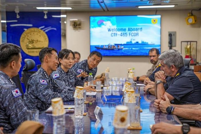 ATALANTA Force Commander and ROKS MUNMU THE GREAT Commanding officer during the meeting