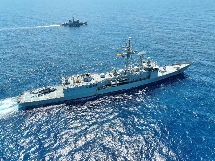 EUNAVFOR ATALANTA flagship and Kenian Navy asset conducting the joint exercise