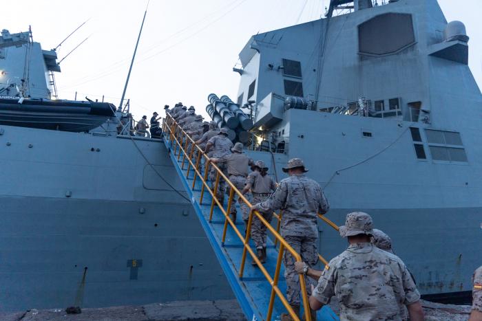 ATALANTA ORION personnel going on board ESPS MENDEZ NUÑEZ