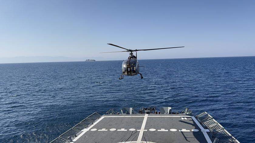 A helicopter of the French Forces in Djibouti lands on EUNAVFOR ATALANTA’s flagship ESP VICTORIA
