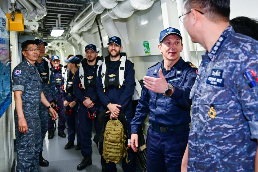 Force Commander during the visit to ROKS DAE JO YEONG