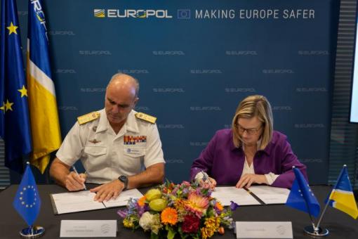 Executive Director of Europol and Operation Commander signing of the Working Arrangement between EUROPOL and EUNAVFOR ATALANTA
